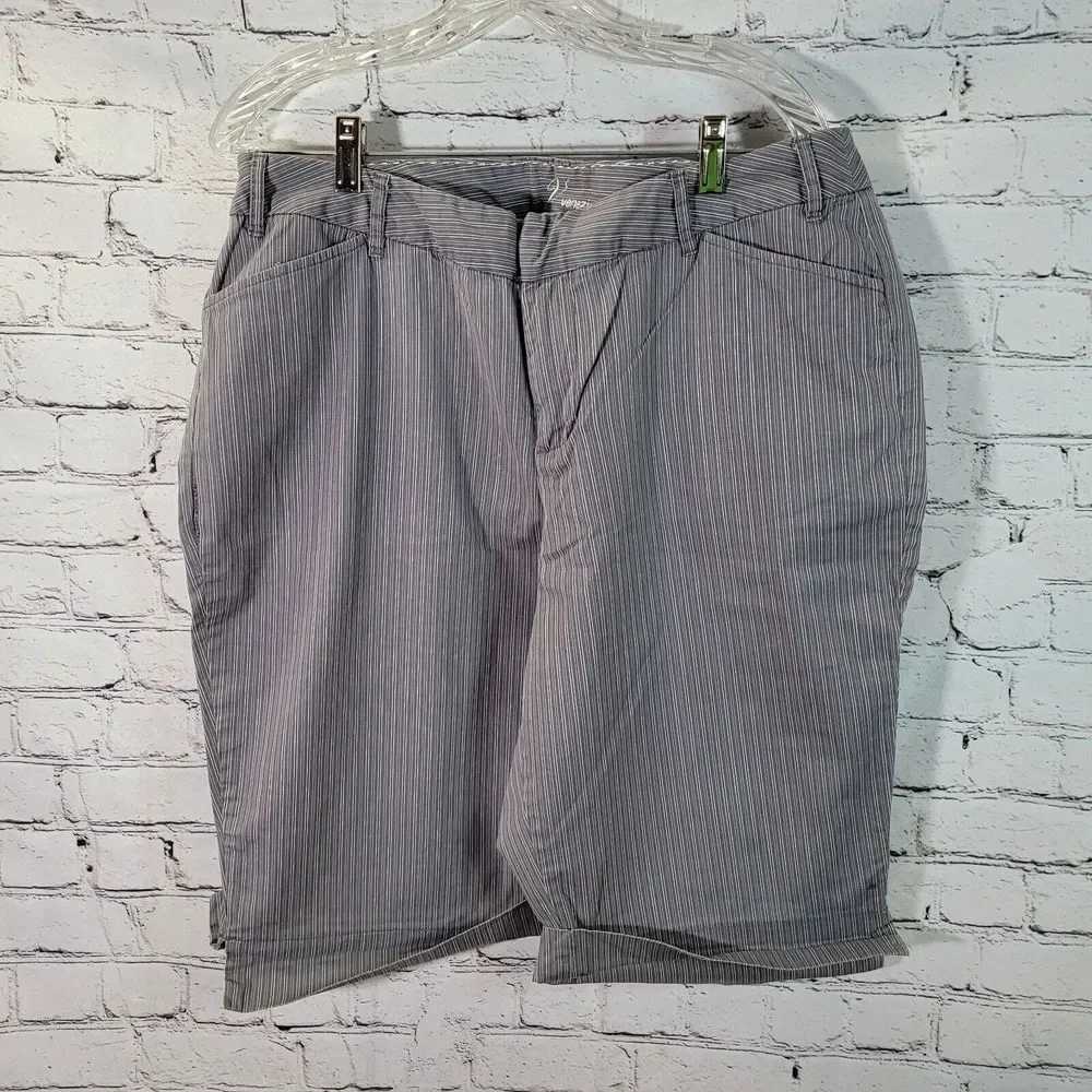 Venezia‎ Bermuda Shorts Womens 16 Grey Pinstripe Excellent Cuffed Cotton Stretch